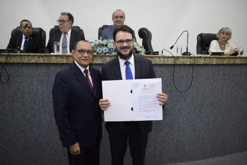 Juiz declara suspeição para julgar aumento do salários dos vereadores