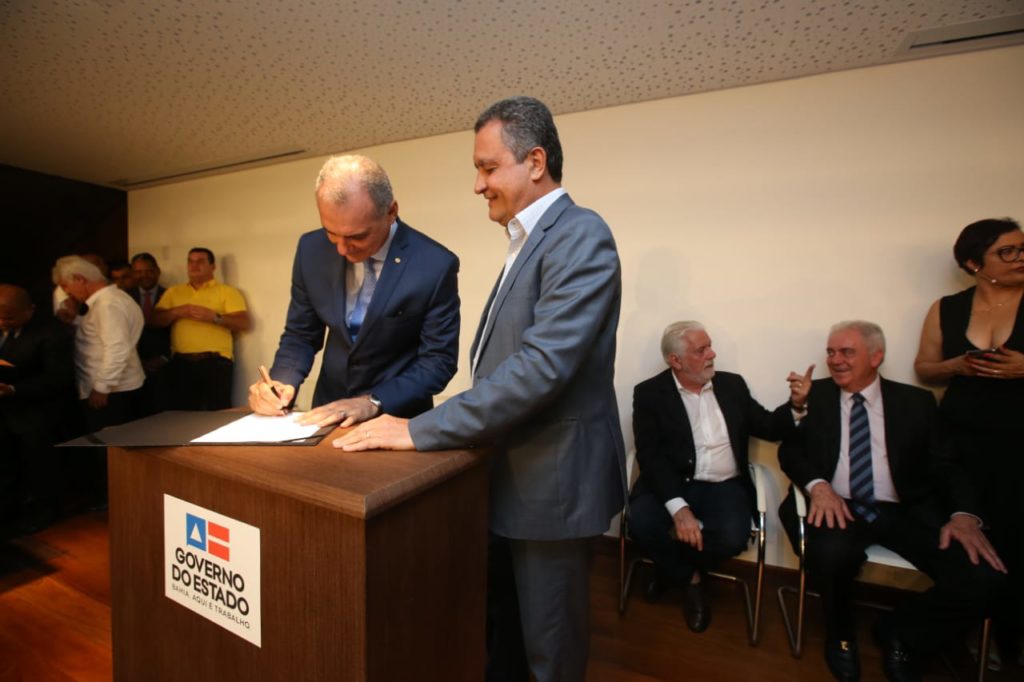 Rui dá posse a Nelson Pelegrino como novo secretário da Sedur