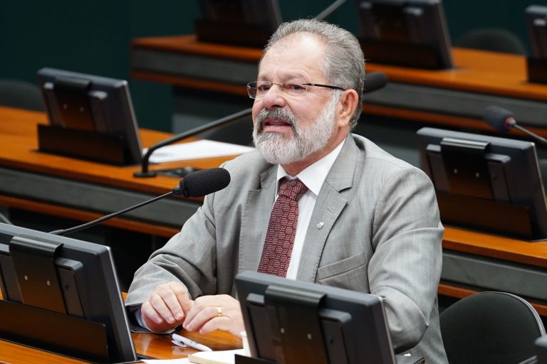 Proposta elimina pontuação na carteira de quem deixa de atualizar documento do carro