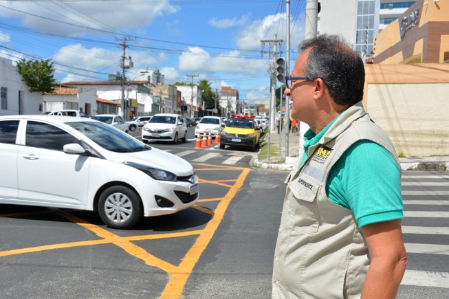 Prefeitura de Feira faz contrato emergencial de R$ 1,5 milhão para sinalização de ruas