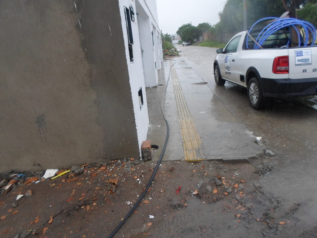 Construtora de Feira flagrada desviando água da Embasa no bairro SIM