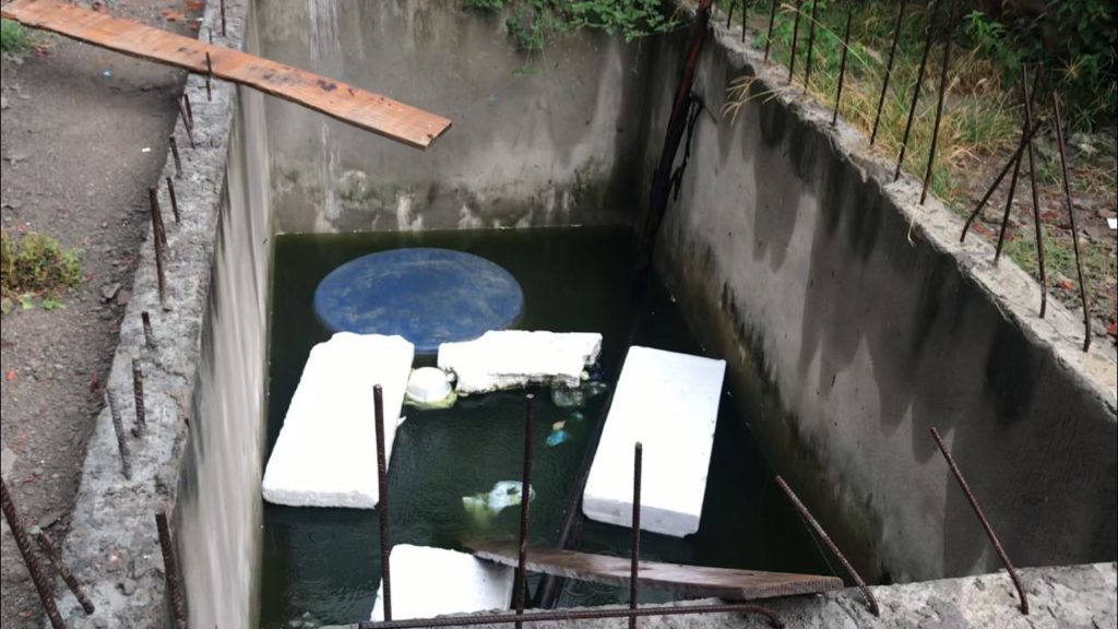 Vereador denuncia que obra abandonada da prefeitura virou foco de dengue