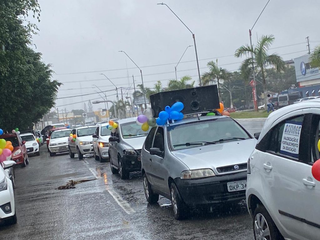 Profissionais das escolas particulares saem em carreata pedindo valorização da educação