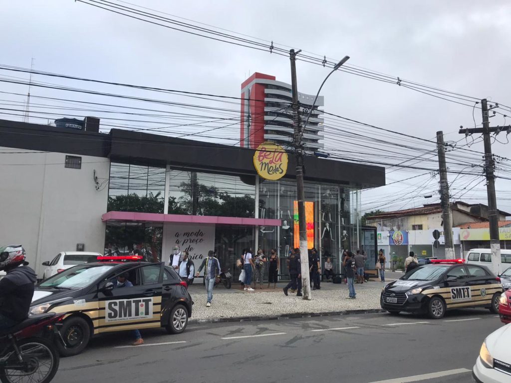 Prefeitura de Feira confirma que loja de roupas foi flagrada funcionando irregularmente