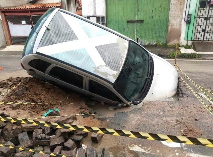 Veículo cai em buraco com cerca de um metro de profundidade em Feira de Santana