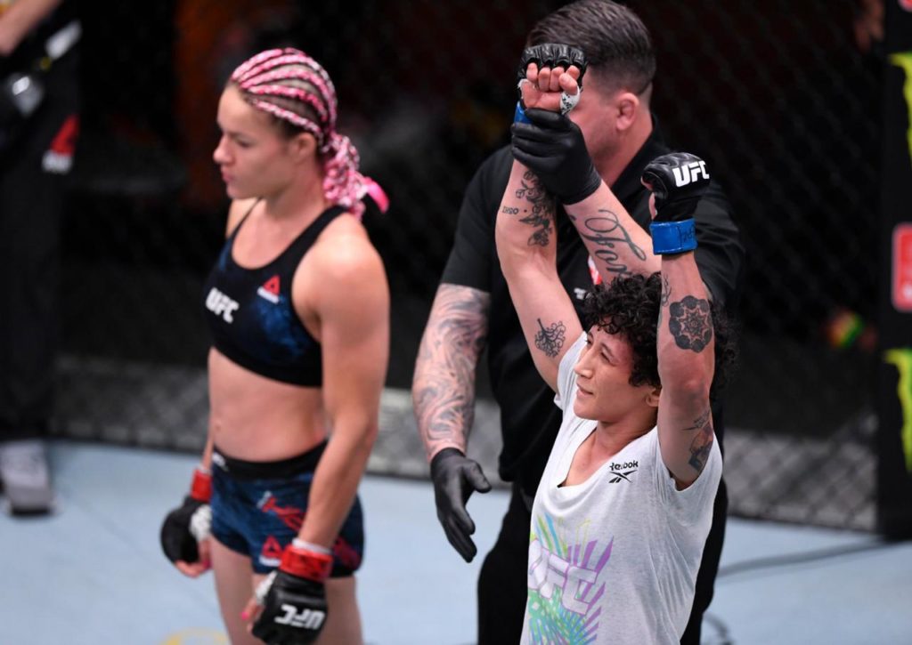 Virna Jandiroba fatura bônus de performance da noite no UFC 252