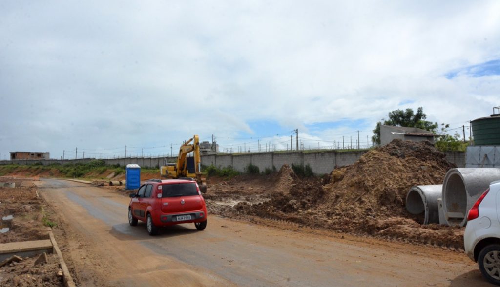 Prefeitura de Feira notifica construtora que danificou avenida que nem foi inaugurada