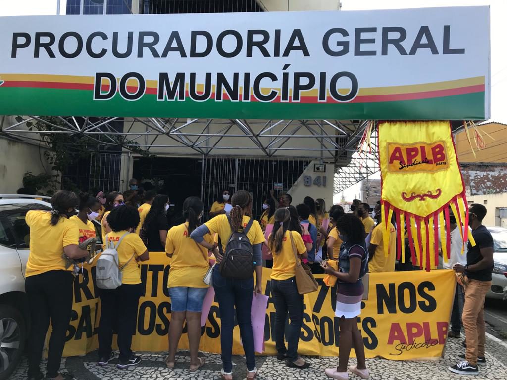 Professores ocupam sede da Procuradoria para cobrar a merenda e pagamento integral dos salários