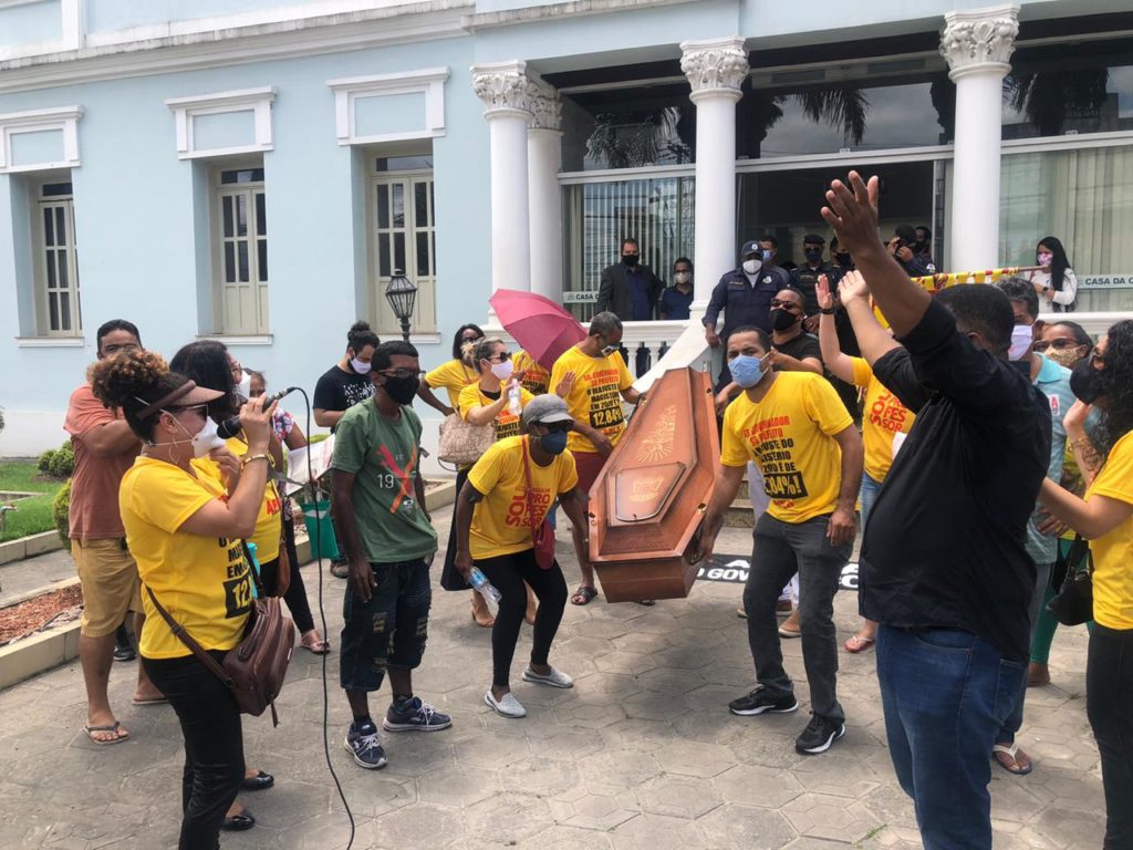 Em protesto, professores realizam enterro simbólico do governo municipal