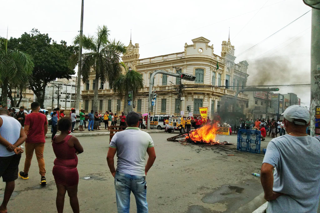 Professores e ambulantes realizam protesto no centro da cidade