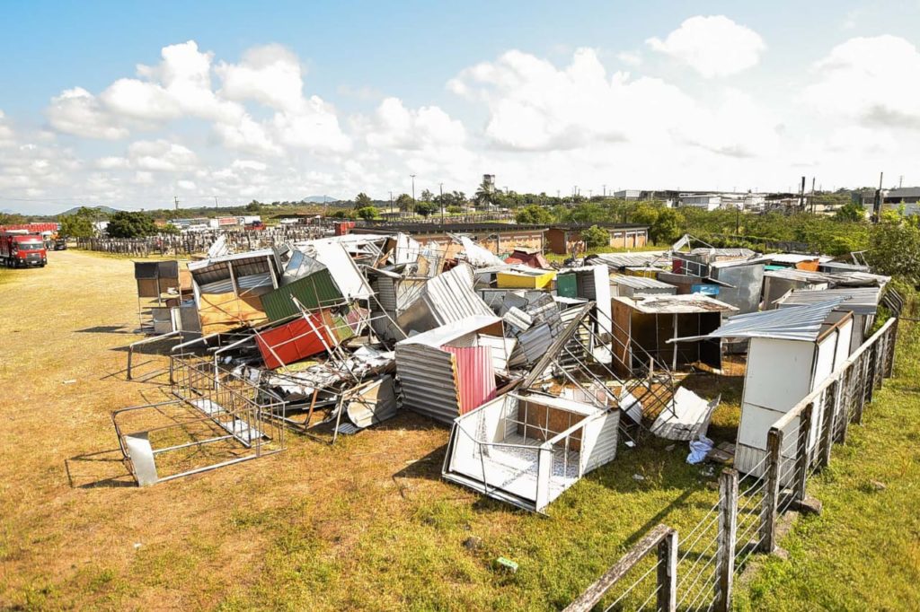 Barracas retiradas do centro da cidade estão sendo despejadas no Campo do Gado e em bairros distantes da cidade