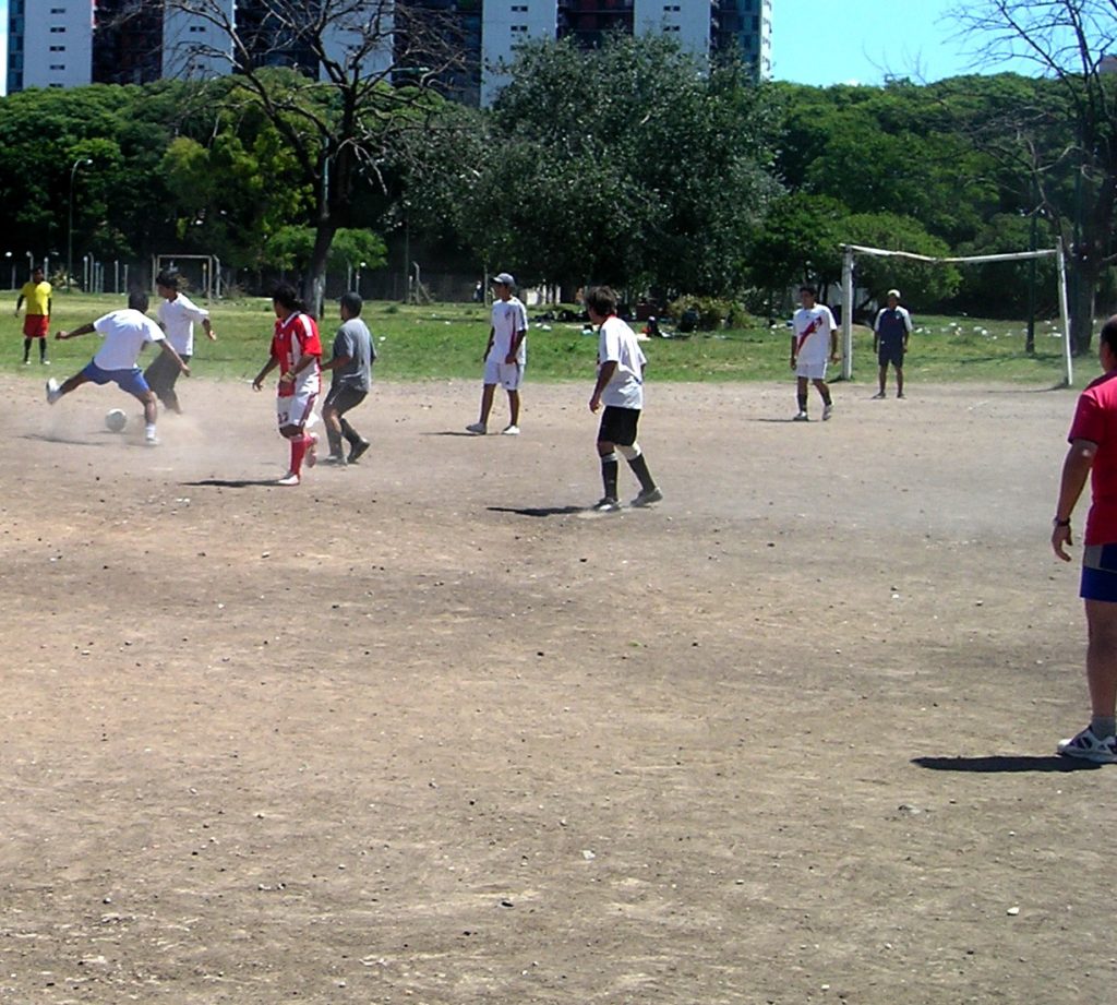 Prefeitura flexibiliza e campos de futebol voltam a funcionar