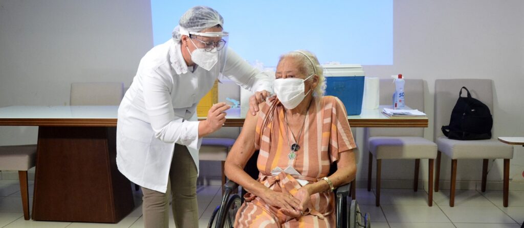 Em Feira, dose da esperança chegou à primeira idosa no Lar do Irmão Velho