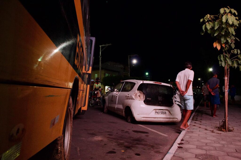 Prefeito de Riachão do Jacuípe expõe em praça pública veículos destruídos pela antiga gestão