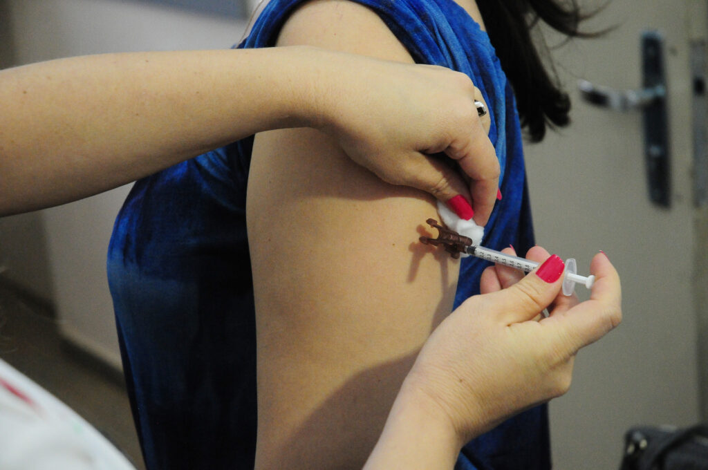 Prefeitura de Feira inicia vacinação de pessoas com síndrome de Down e transplantados