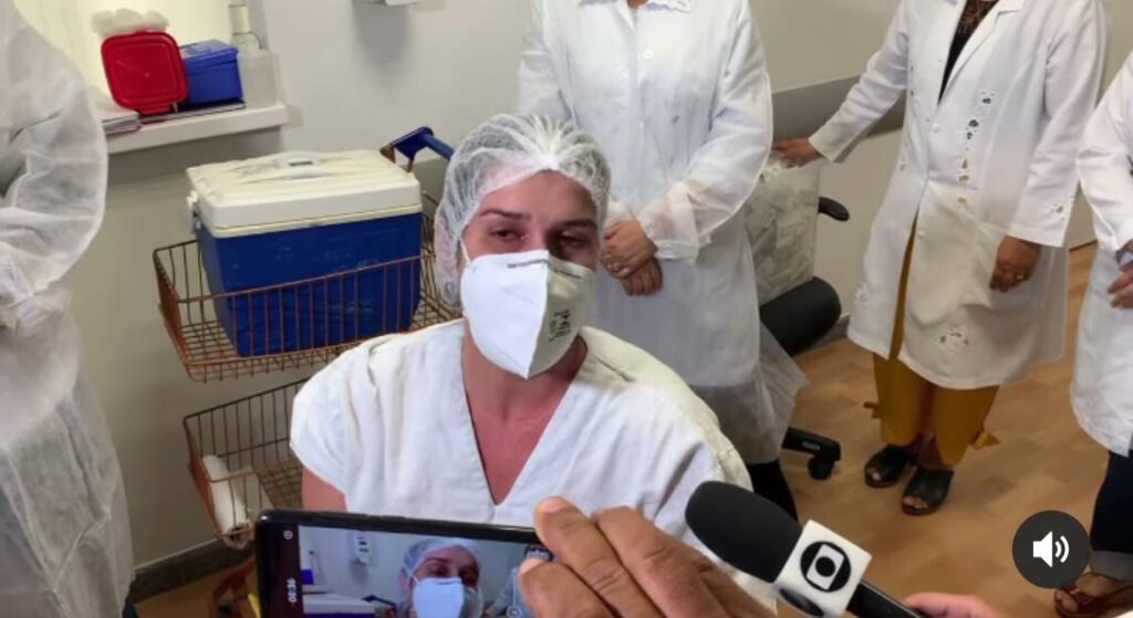 Enfermeira é a primeira pessoa vacinada contra a Covid-19 em Feira
