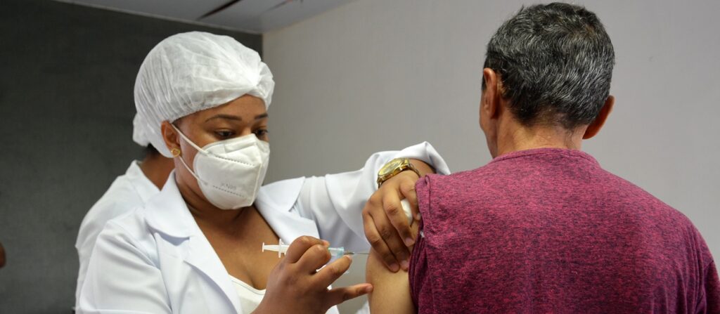 Governo do Estado diz que Feira de Santana está na 225ª posição em vacinação na Bahia