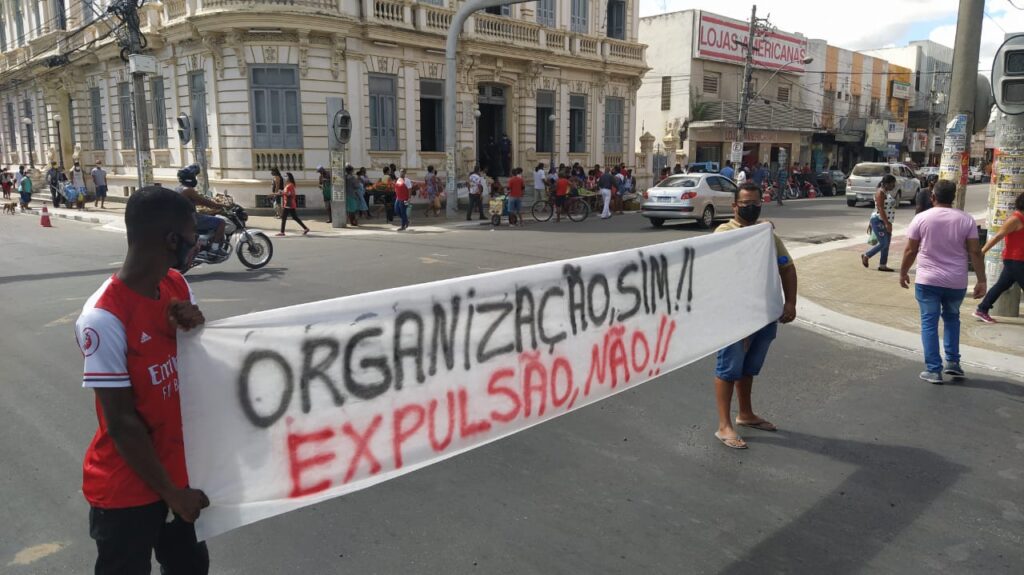 Feirantes da rua Marechal Deodoro realizam ocupação em frente à Prefeitura