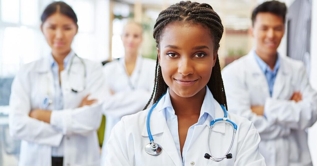 Bahia lança programa para que universidades revalidem diplomas de médicos formados no exterior