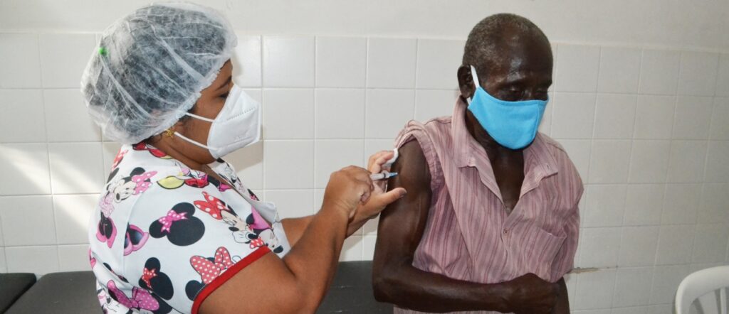 Prefeitura de Feira diz ter vacinado mais de 1.300 idosos neste sábado