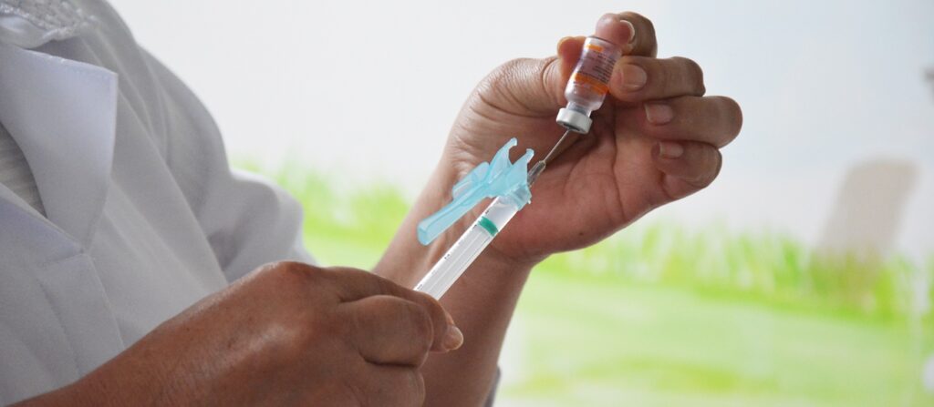 Prefeitura “encontra” vacinas contra a Covid e aplicação de primeira dose será retomada