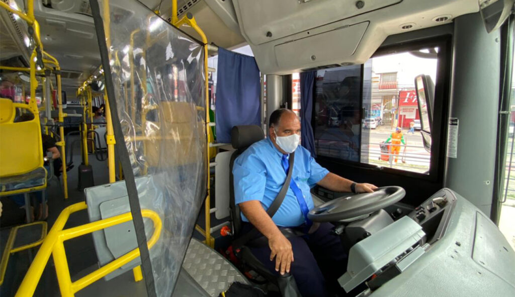Ônibus urbanos de Feira de Santana ganham cortinas de proteção contra Covid
