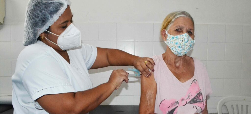 Feira inicia vacinação dos idosos com 60 anos ou mais