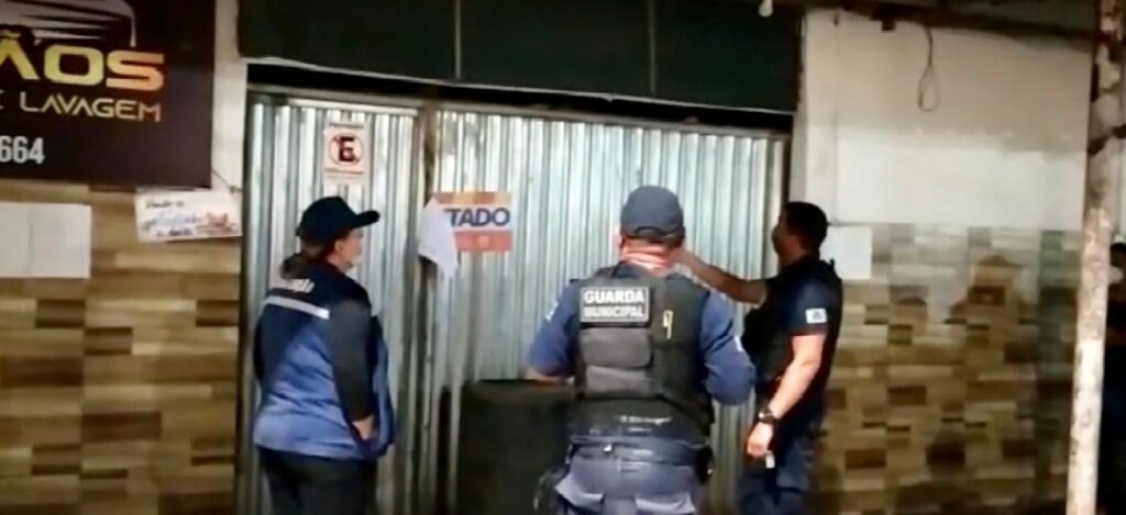 Dono de bar tranca clientes e foge ao avistar fiscalização em Feira de Santana