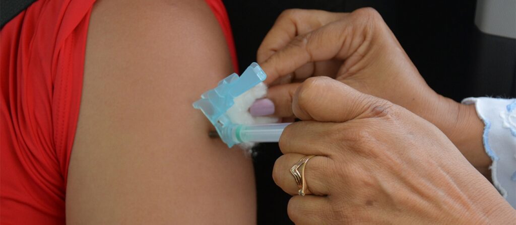 Com doses da Pfizer, Prefeitura de Feira retoma vacina para pessoas acima de 59 anos