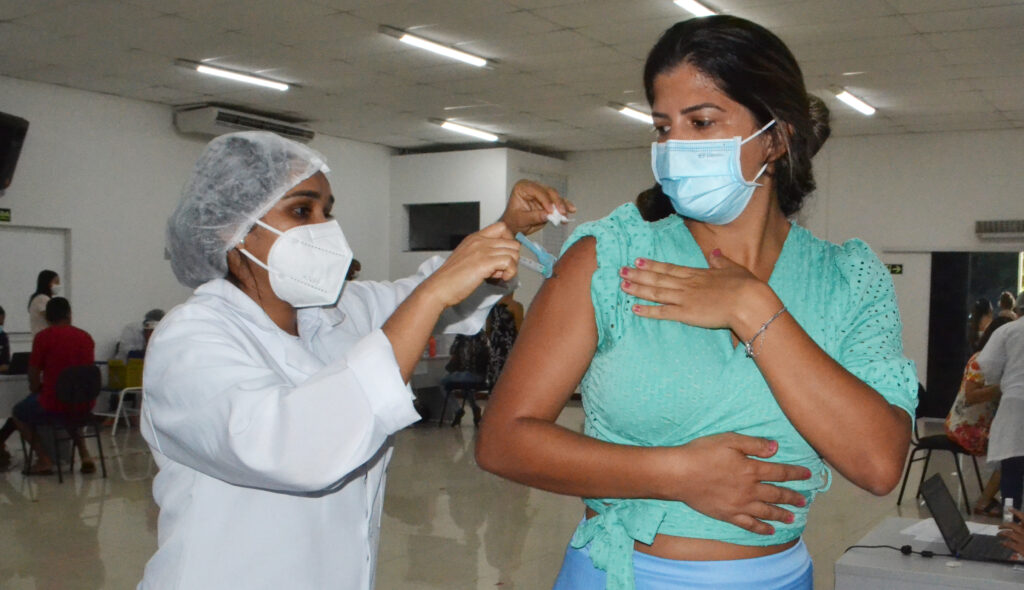 Prefeitura de Feira inicia vacinação de professores, grávidas e pessoas com comorbidades