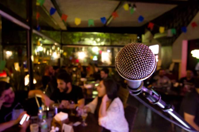 Colbert autoriza apresentação de show “voz e violão” em bares e restaurantes