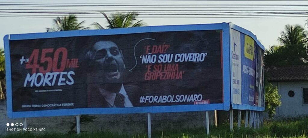 Grupo espalha outdoors em protesto contra Bolsonaro