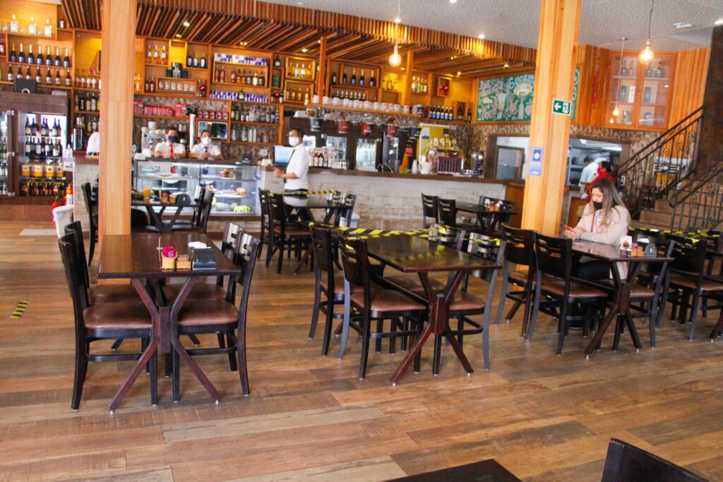 Prefeitura de Feira promete endurecer fiscalização nos bares e restaurantes que desrespeitam redução de 50% no número de mesas