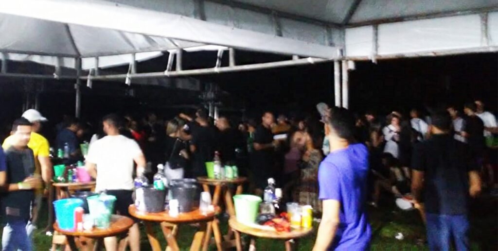 Prefeitura de Feira promete punir autores de festa clandestina; organizadores fugiram