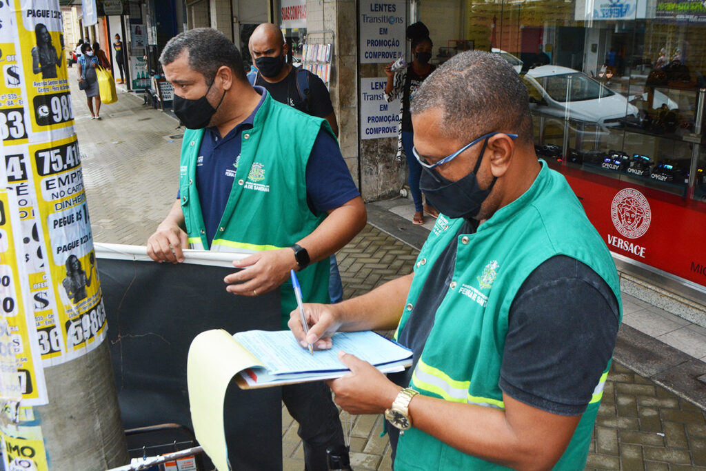 Força tarefa da prefeitura combate poluição visual no Centro de Feira