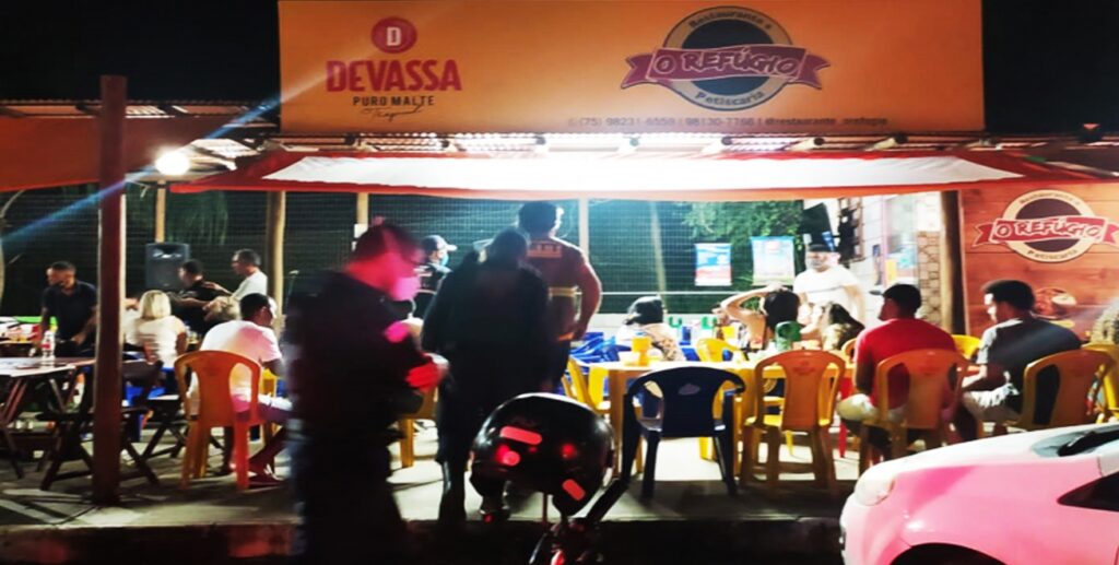 Prefeitura fecha bares por descumprirem Toque de Recolher e notifica bar de vereador por superlotação