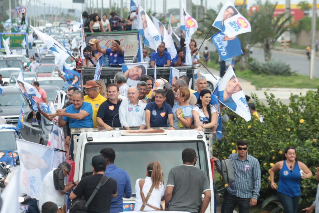 Ao lado de Zé Ronaldo, ACM Neto abre campanha com carreata em Feira de Santana