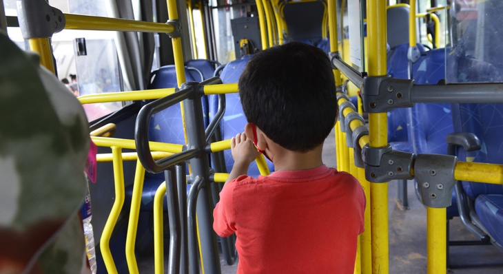 Menores de até sete anos terão livre acesso às catracas dos ônibus urbanos; projeto depende de sanção do prefeito