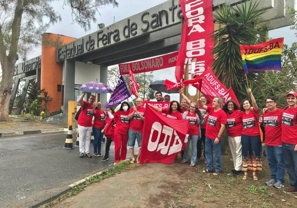 Homens invadem Reitoria da Uefs para cobrar explicações de faixa ‘Fora Bolsonaro’; Universidade vê “sinal evidente do perigo para a democracia”