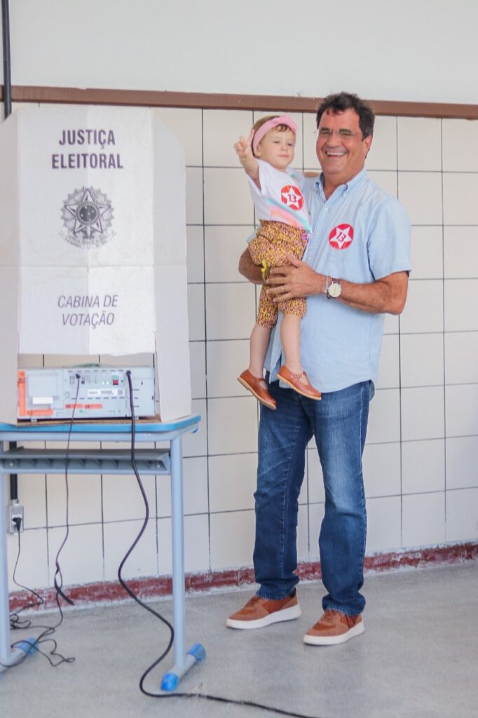 Angelo Almeida amplia votação e renova mandato de deputado estadual