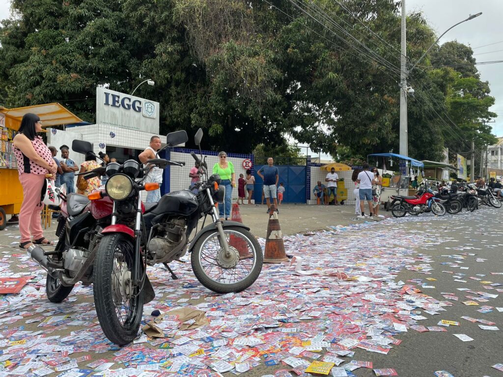 Feira de Santana amanhece repleta de sujeira nas ruas e colégios eleitorais