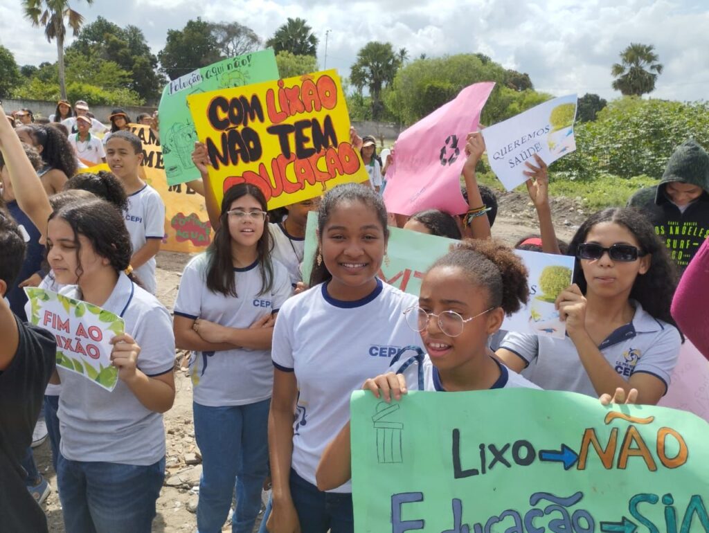 Comunidade realiza manifestação para cobrar limpeza de terreno que serve de lixão ao lado de escola
