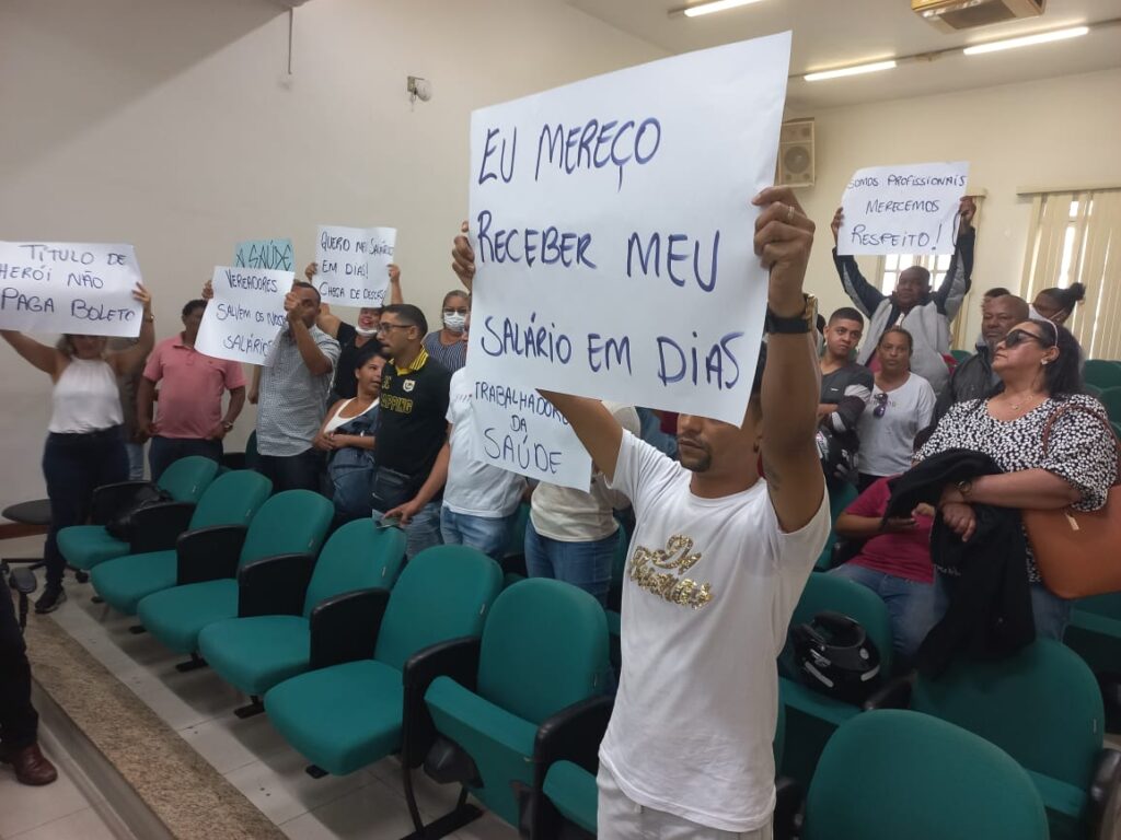 Salários atrasados: Trabalhadores da saúde realizam manifestação na Câmara de de Feira