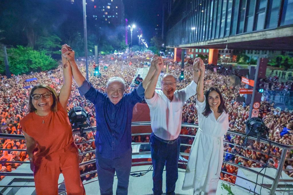 Com 100% das urnas apuradas, Lula vence com 2,1 milhões de votos a mais do que Bolsonaro
