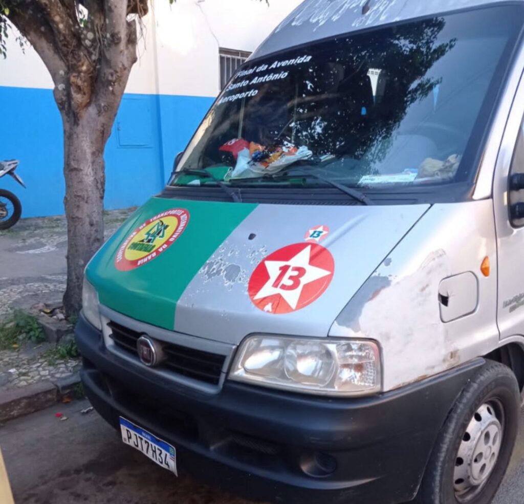 Cooperativa de transporte de passageiros descumpre liminar da Justiça Eleitoral e segue rodando com adesivos do PT