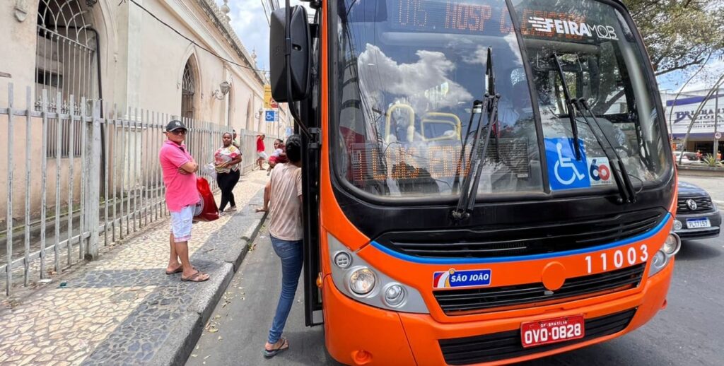 Prefeitura instala ponto de ônibus no Mercado de Arte Popular