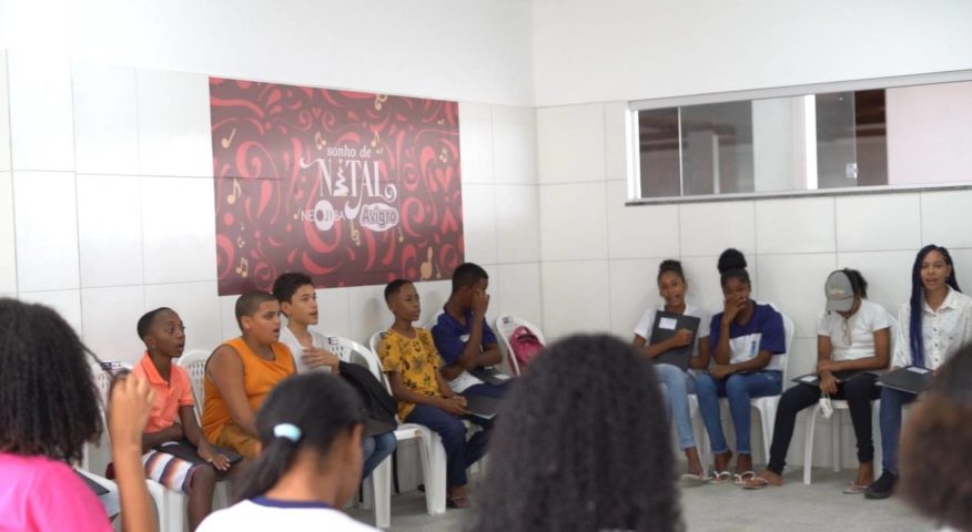 Orquestra NEOJIBA e alunos da rede municipal de Conceição da Feira se apresentam juntos em Coral de Natal