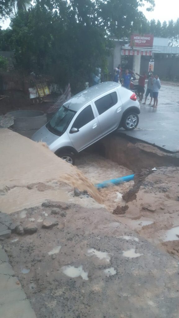 Asfalto cede e cratera ‘engole’ carro na avenida Artemia Pires