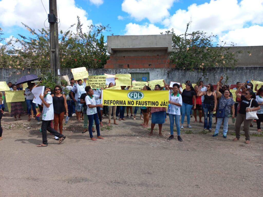 Moradores do Feira VII fazem manifestação para cobrar conclusão de reforma em escola municipal