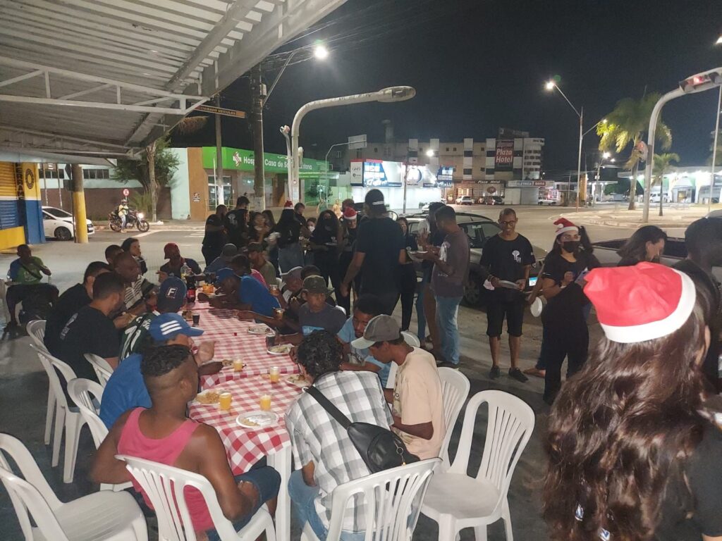 Voluntários promovem ceia de Natal para pessoas em situação de rua em Feira de Santana